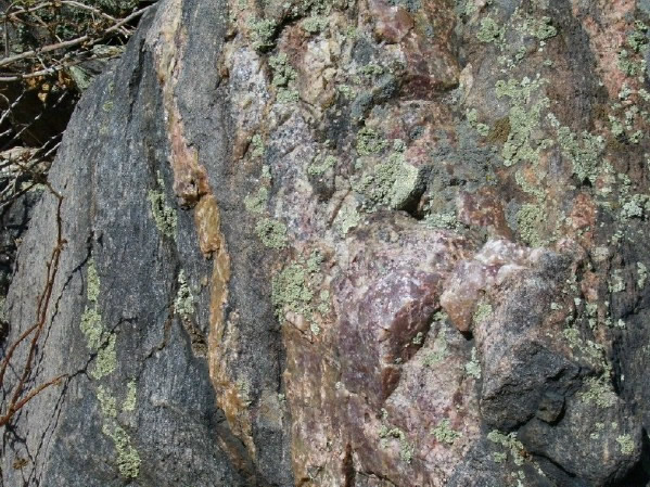 Amethyst quartz and gneiss along the Chimney Gulch Trail